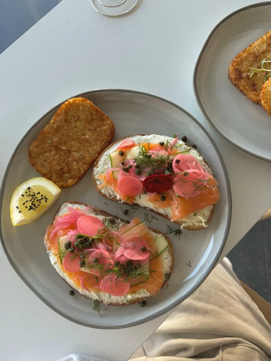 Tost sa krem sirom, dimljenim lososom, rotkvicom i začinskim biljem.