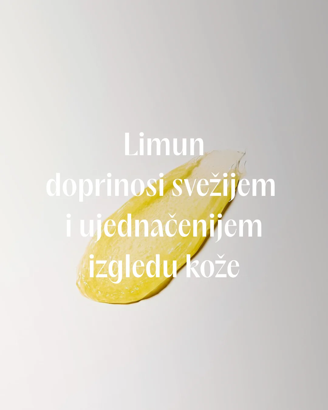Žuti trag pilinga od limuna na beloj pozadini sa pratećim tekstom o svežijem izgledu kože