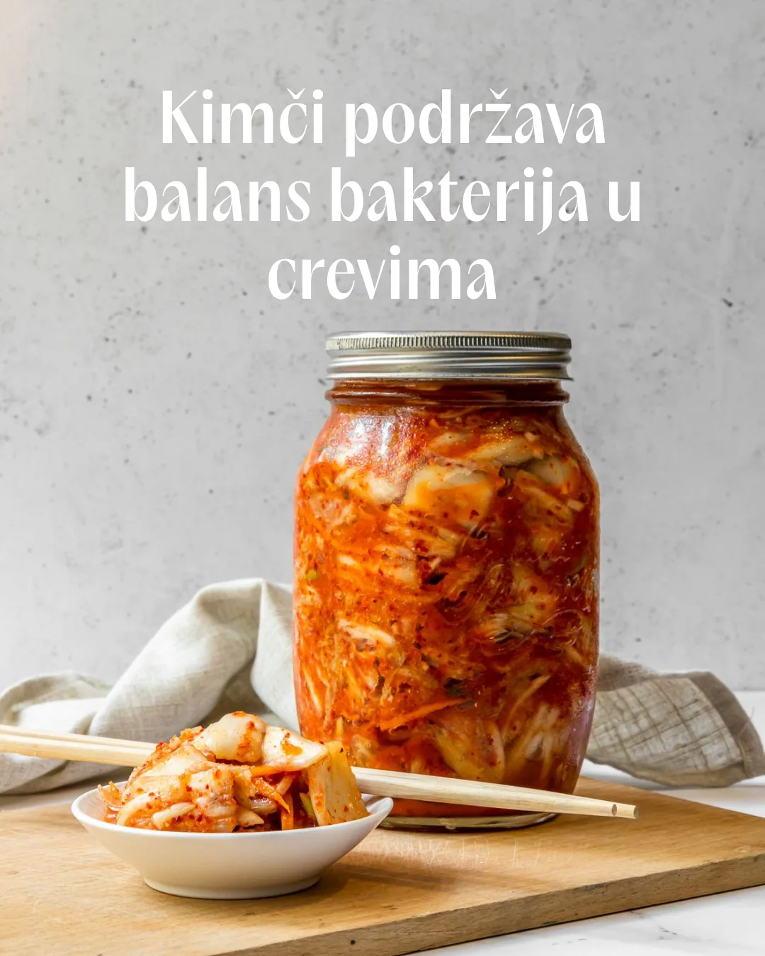 Tegla domaćeg kimčija sa natpisom da kimči podržava zdravlje creva.