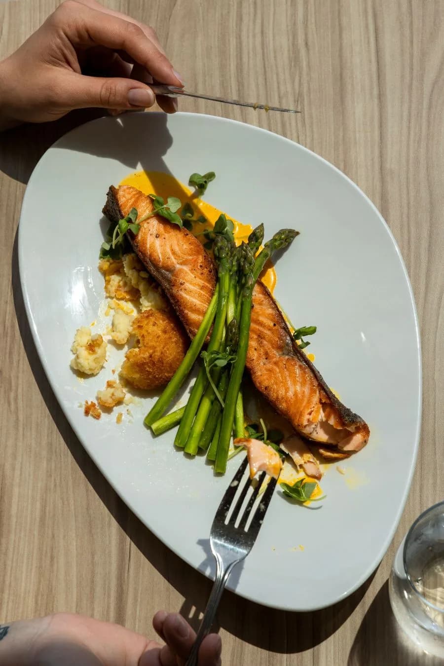 Pečeni filet lososa sa zelenom šparglom na tanjiru