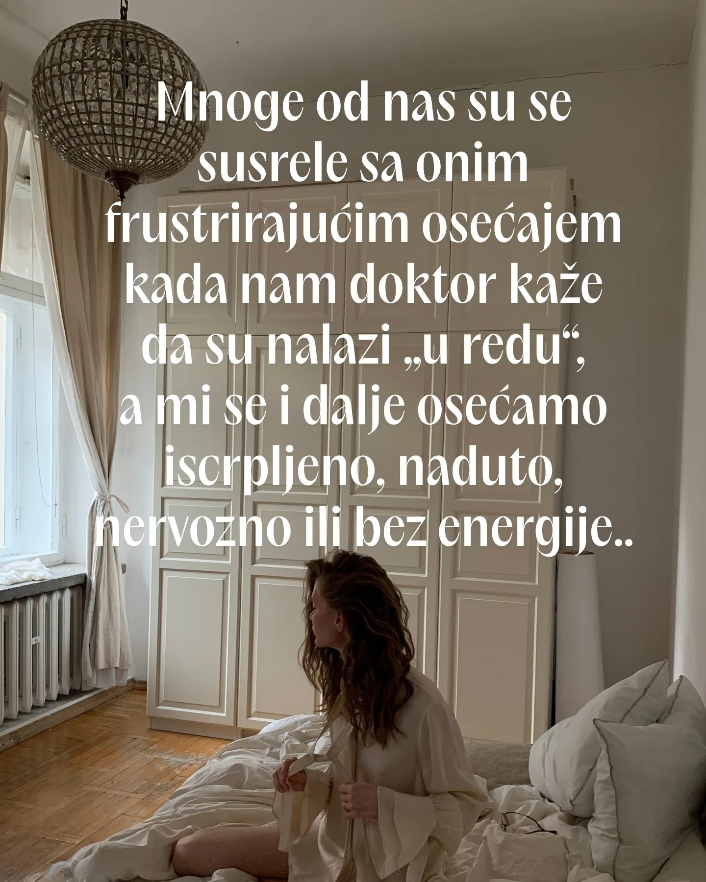 Žena u krevetu na beloj posteljini.