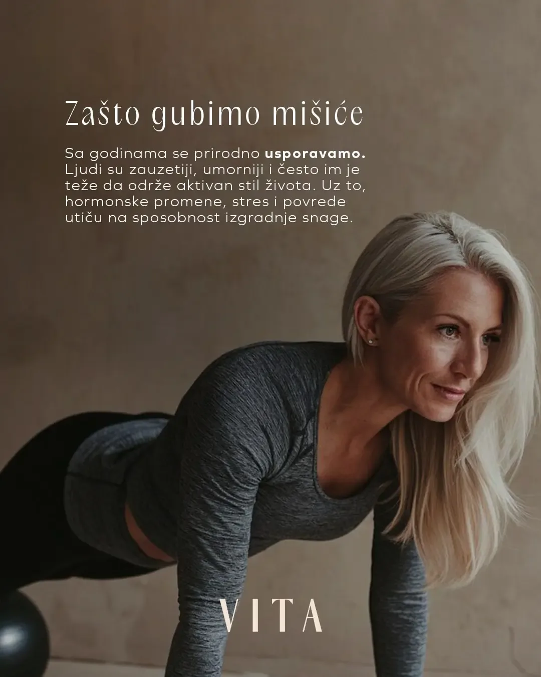 Plavokosa žena u sivoj sportskoj majici drži plank na lopti za pilates