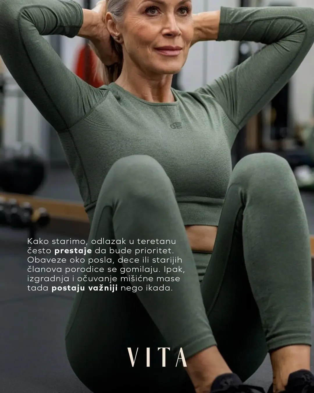 Žena u zelenoj sportskoj opremi radi trbušnjake u teretani