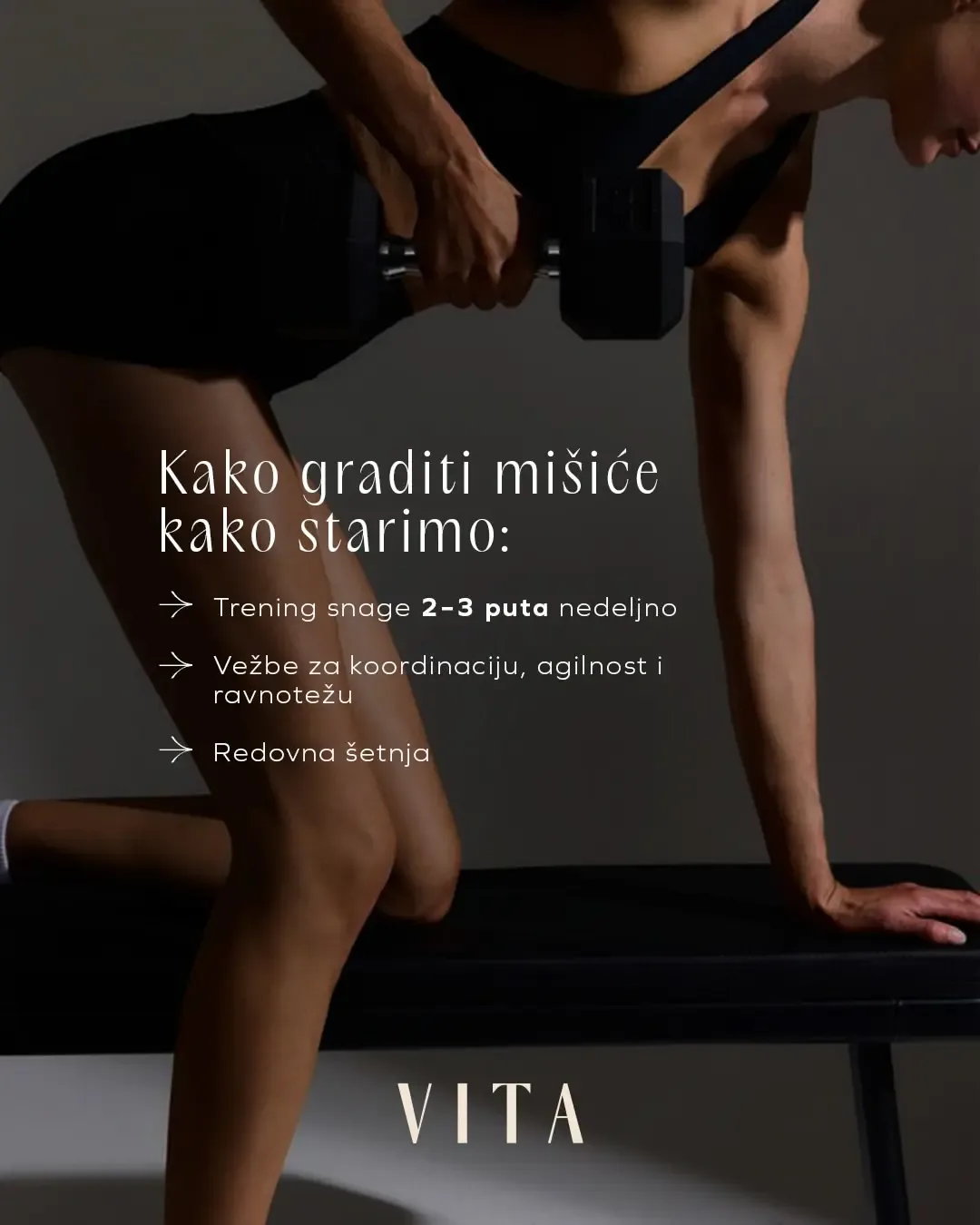 Devojka u crnoj sportskoj opremi radi vežbu za leđa sa bučicom na klupi