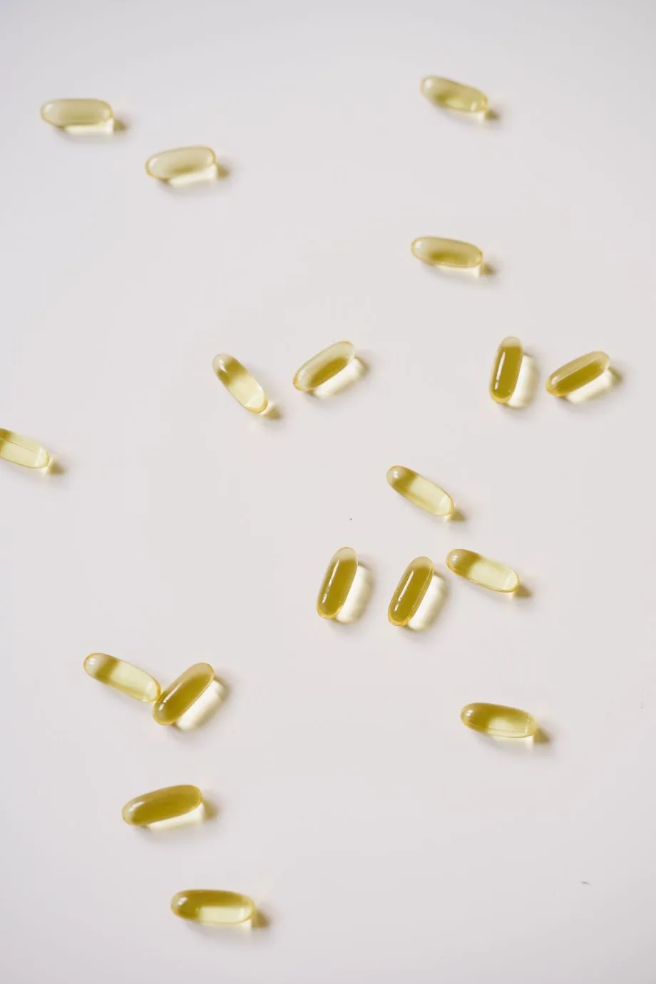 Rasute omega-3 perlice na svetloj podlozi