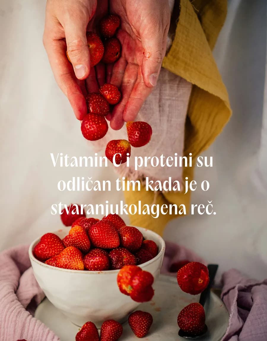Sveže jagode koje padaju u belu činiju