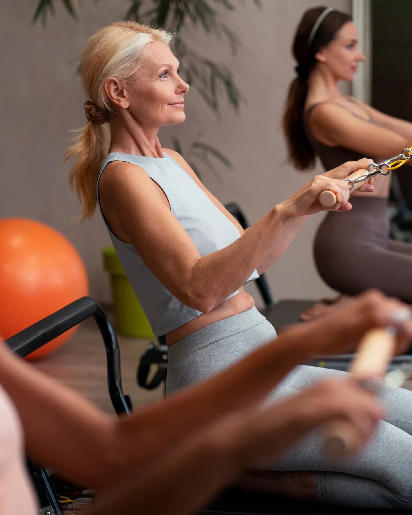 Grupa žena vežba Reformer pilates.